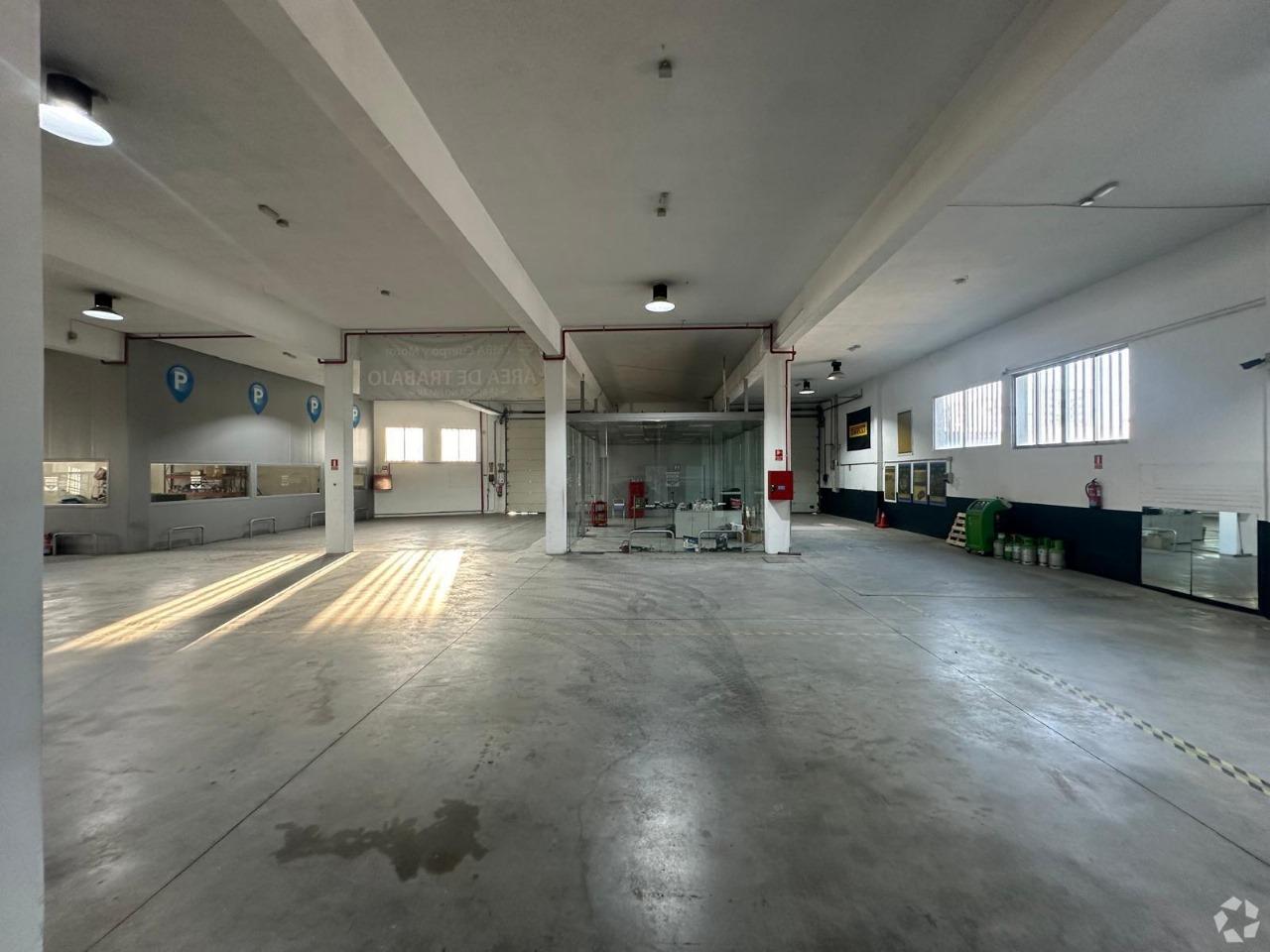 Traspaso de Nave Industrial en venta en Leganés de 2200 m2 — Otros en Leganés (Madrid)